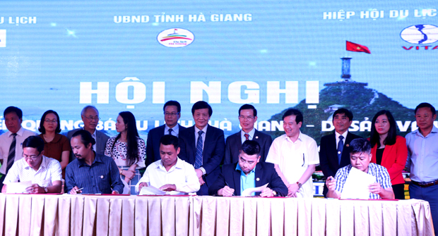 Các doanh nghiệp du lịch của tỉnh ta ký kết chương trình hợp tác với các doanh nghiệp du lịch các tỉnh miền Trung.