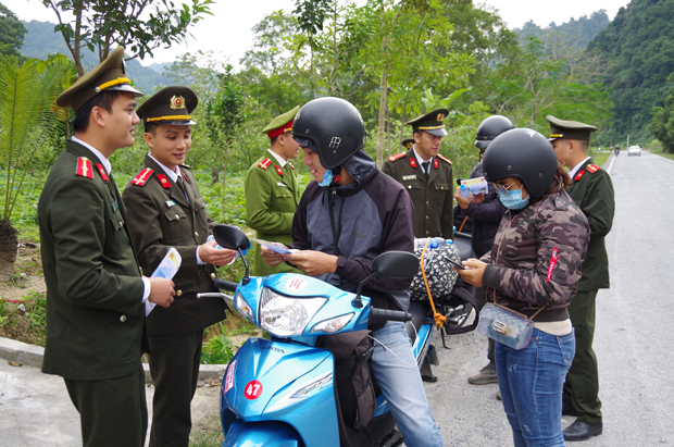 Đoàn Thanh niên Công an tỉnh tư vấn du khách tham gia giao thông an toàn.