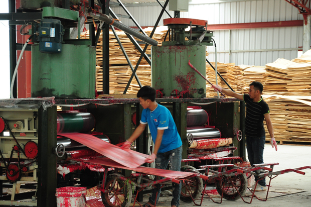 Cơ sở chế biến gỗ của xã Vĩnh Hảo góp phần tiêu thụ sản phẩm cho nhân dân trong vùng.