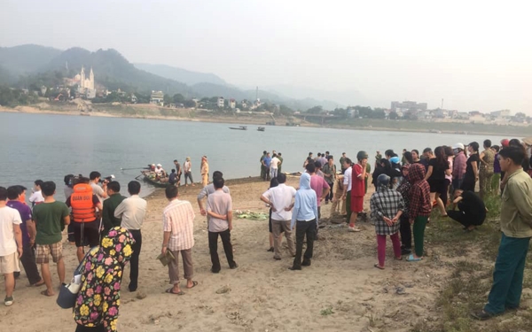 Khu vực 10 học sinh xuống tắm.