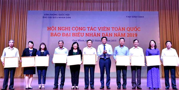 Tổng thư Ký Quốc hội, Chủ nhiệm Văn phòng Quốc hội Nguyễn Hạnh Phúc trao Giấy khen cho các Cộng tác viên. 
