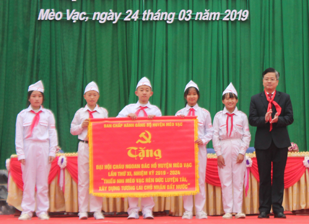 Đồng chí Trần Quang Minh, Bí thư Huyện ủy trao bức Trướng cho Đại hội.