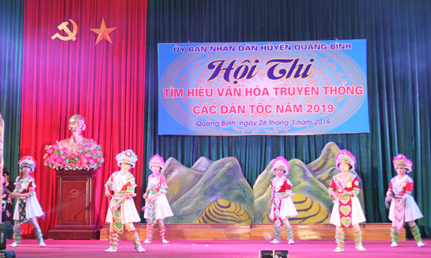 Tiết mục văn nghệ do các em học sinh trường THCS Bằng Lang biểu diễn.