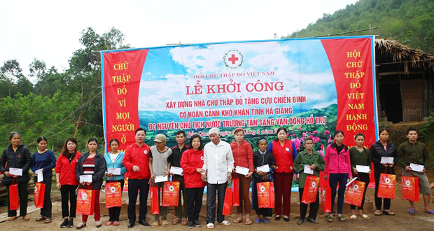 Hội Chữ thập đỏ thành phố Hà Nội tặng quà cho các hộ nghèo.