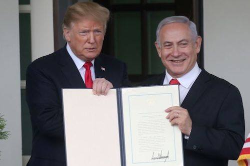 Tổng thống Mỹ Donald Trump trao sắc lệnh công nhận Cao nguyên Golan thuộc lãnh thổ Israel cho Thủ tướng Benjamin Netanyahu hôm 25/3. 