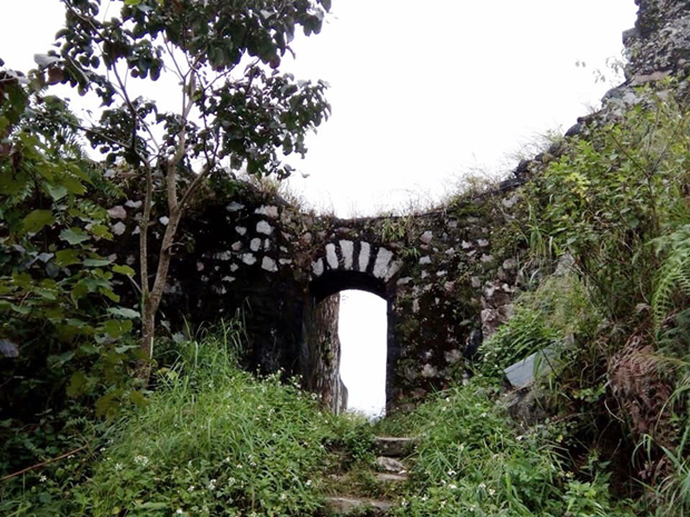 Cổng vào di tích Đồn Cao.  Ảnh: MY LY