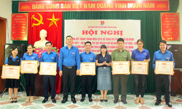 Lãnh đạo Tỉnh Đoàn tặng Bằng khen cho các tập thể đạt thành tích xuất sắc trong Tháng Thanh niên năm 2019.