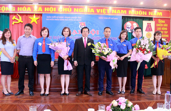 Lãnh đạo NHNN Hà Giang và các đại biểu tặng hoa Ban chấp hành Chi đoàn NHNN Hà Giang khóa V, nhiệm kỳ 2019 – 2022.