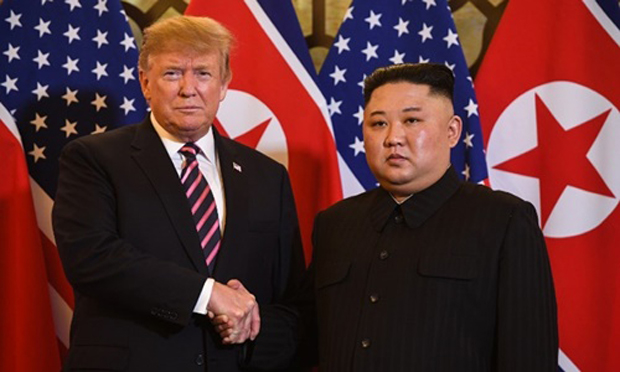 Tổng thống Mỹ Trump (trái) và lãnh đạo Triều Tiên Kim Jong-un tại Hà Nội ngày 27/2. 