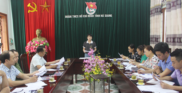 Các thành viên Ban tổ chức thảo luận tại cuộc họp.