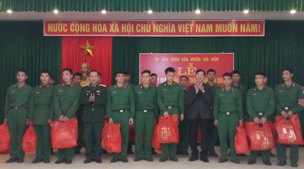 Lãnh đạo huyện Xín Mần tặng quà quân nhân hoàn thành nghĩa vụ quân sự.