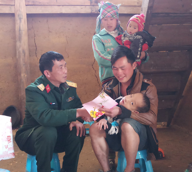 Ban CHQS huyện Xín Mần tặng quà gia đình chính sách.