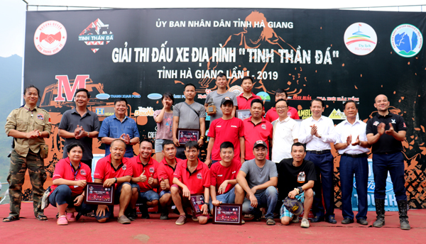 Lãnh đạo tỉnh, huyện Yên Minh và nhà tài trợ chụp ảnh lưu niệm với các VĐV