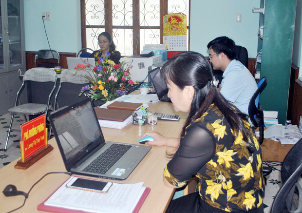 Cán bộ Phòng Dược (Sở Y tế) kiểm tra công tác sử dụng thuốc tại trạm y tế các xã qua biểu đồ trực quan.