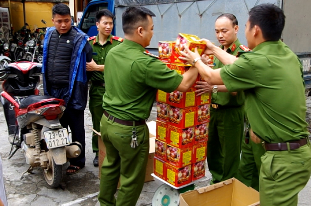 Cơ quan Công an cân tịch số pháo do Thèn Đức Khoa vận chuyển.
