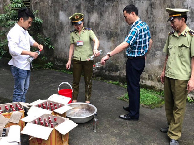 Đội Quản lý thị trường số 2 tiến hành tiêu hủy hàng hóa vi phạm dưới sự chứng kiến của các ngành chức năng.           