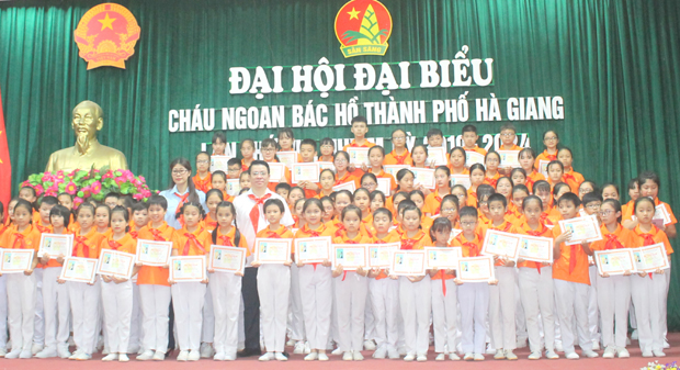 Các đại biểu học sinh nhận danh hiệu Cháu ngoan Bác Hồ.