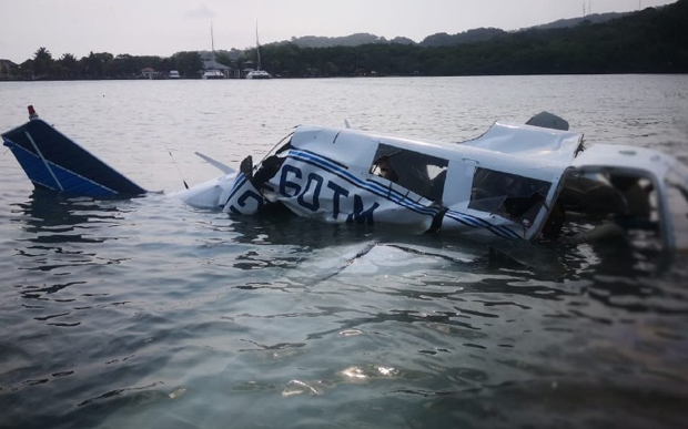 Chiếc máy bay gặp nạn. 