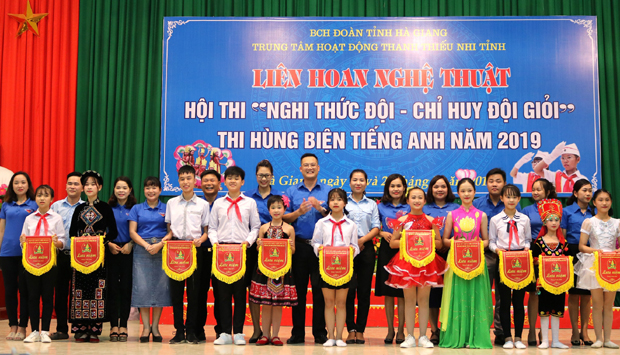 Ban tổ chức trao Cờ lưu niệm cho các đoàn tham gia Liên hoan thiếu nhi các dân tộc tỉnh Hà Giang năm 2019.