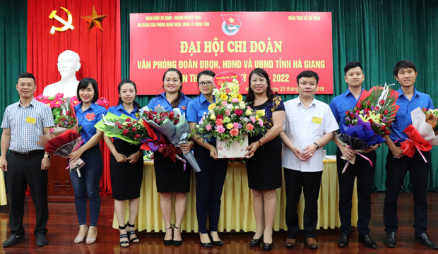 BCH Chi đoàn Văn phòng UBND tỉnh nhiệm kỳ 2019-2022 ra mắt Đại hội.