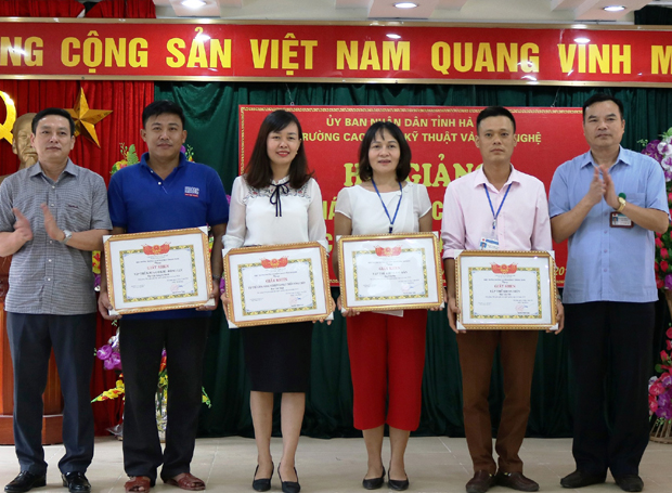 Lãnh đạo Sở LĐ,TBXH và Trường Cao đẳng KT&KT tỉnh trao giải cho các tập thể