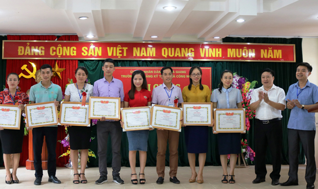 Lãnh đạo Trường Cao đẳng KT&KT tỉnh trao giải cho các cá nhân