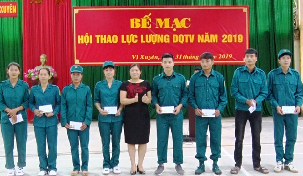 Lãnh đạo huyện Vị Xuyên trao giải Nhất cho các VĐC 3 môn quân sự phối hợp.