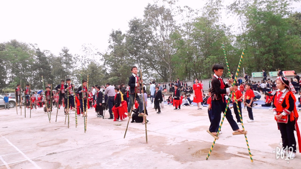 Học sinh Trường THCS Hồ Thầu tham gia trình diễn tại Hội thảo giáo dục kỹ năng sống và đưa văn truyền thống vào giảng dạy.