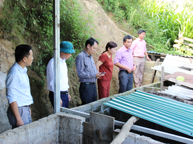 Đoàn công tác của Chi cục Chăn nuôi và Thú ý tỉnh kiểm tra việc chăn nuôi của người dân trên địa bàn xã Bản Luốc (Hoàng Su Phì).