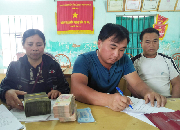Người dân huyện Quản Bạ nhận tiền dịch vụ môi trường rừng. Ảnh: CTV