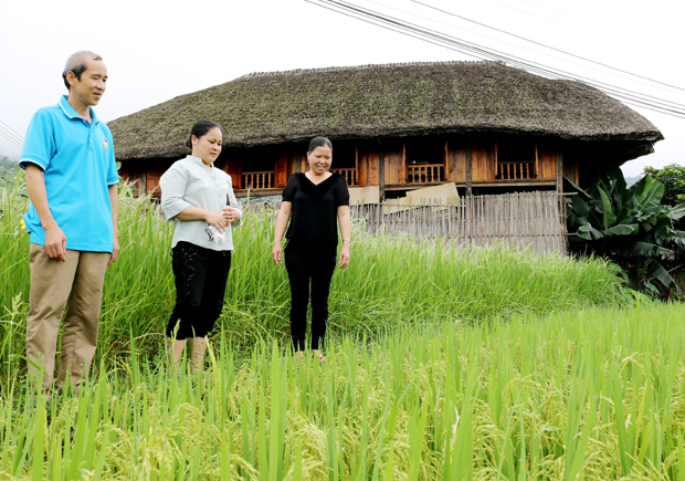 Cán bộ xã Phương Thiện (thành phố Hà Giang) tuyên truyền loại bỏ thuốc bảo vệ thực vật chứa hoạt chất 2.4D và Paraquat cho người dân thôn Lâm Đồng.