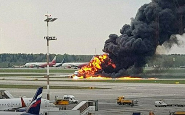 Hiện trường chiếc máy bay chở khách Sukhoi Superjet 100 của Hãng hàng không Nga Aeroflot gặp sự cố và bốc cháy sau khi hạ cánh hồi tháng trước khiến 41 người thiệt mạng.