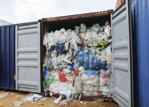 Một container chứa rác tại Batam, Indonesia ngày 15/6. Ảnh: AFP.