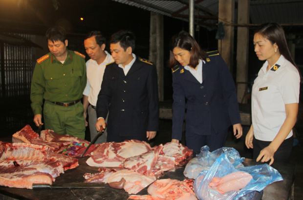 Đoàn công tác liên ngành kiểm tra hoạt động buôn bán thịt lợn tại chợ trung tâm huyện Bắc Mê. (ảnh: tư liệu)
