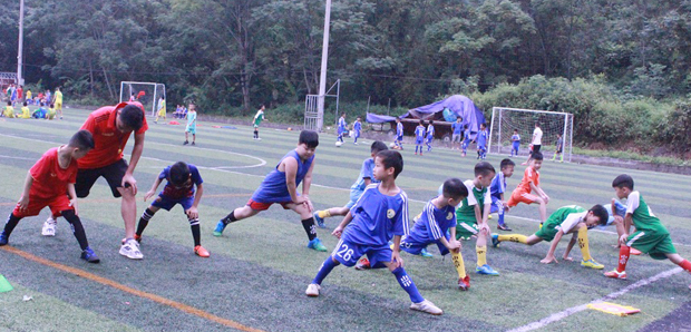 Học viên lớp bóng đá Hè năm 2019 tập luyện tại Sân cỏ nhân tạo Viettel Hà Giang.