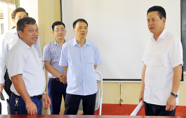 Chủ tịch UBND tỉnh Nguyễn Văn Sơn kiểm tra cơ sở vật chất phục vụ thi THPT Quốc gia tại điểm thi Trường THPT Việt Vinh (Bắc Quang).
