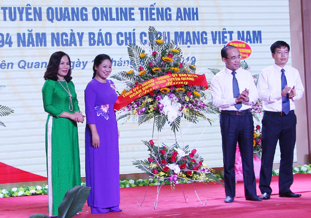 Bí Thư Tỉnh ủy Tuyên Quang Chẩu Văn Lâm tặng hoa chúc mừng.