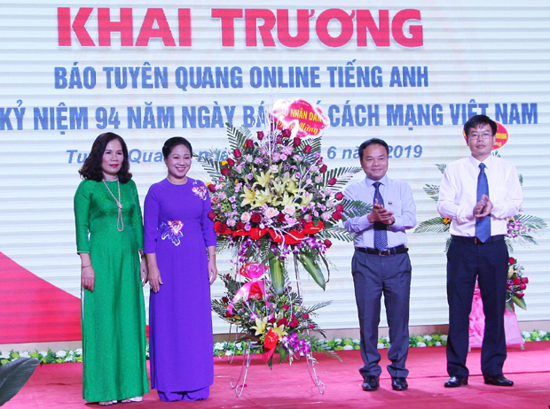 Phó Tổng biên tập Báo Nhân dân Đinh Như Hoan tặng hoa chúc mừng.
