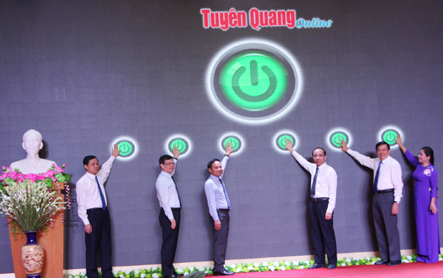 3.	Các đại biểu bấm nút khai trương Báo Tuyên Quang online Tiếng Anh.
