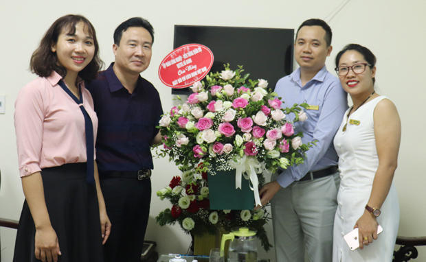 Đồng chí Nguyễn Bình Minh, Phó tổng Biên tập Báo Hà Giang tiếp các đoàn đến chúc mừng Báo Hà Giang nhân kỷ niệm 94 năm ngày Báo chí cách mạng 21.6.