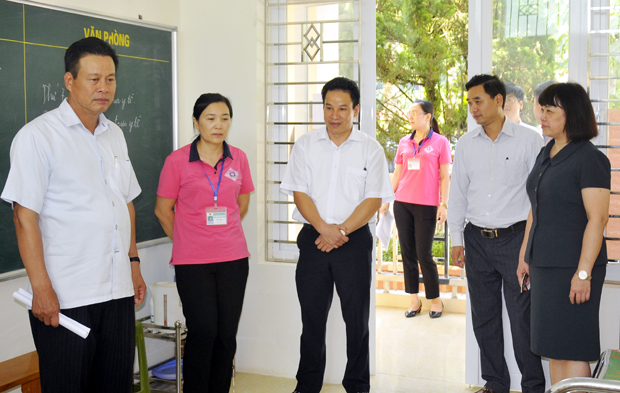 Chủ tịch UBND tỉnh Nguyễn Văn Sơn kiểm tra phòng thi tại Trường Phổ thông Dân tộc nội trú – THPT tỉnh.