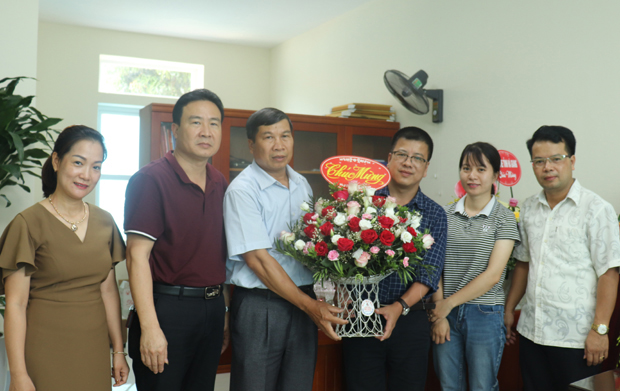 Lãnh đạo Ủy ban MTTQ tỉnh tặng hoa chúc mừng ngày báo chí 21.6.