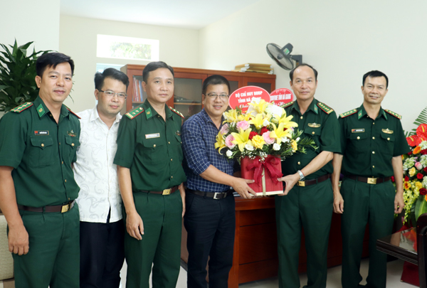 Bộ Chỉ huy BĐBP tỉnh tặng hoa chúc mừng.