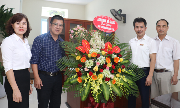 Ngân hàng Agribank Hà Giang chúc mừng.