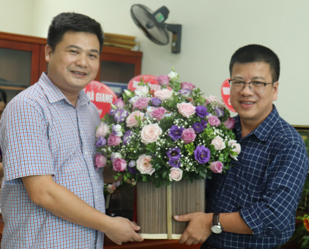Huyện Quản Bạ chúc mừng Báo Hà Giang.