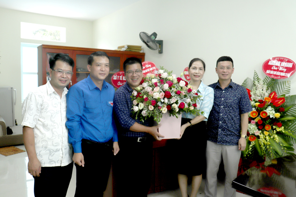 Văn phòng ĐBQH, HĐND, UBND tỉnh, Tỉnh đoàn tặng hoa nhân ngày Báo chí cách mạng.