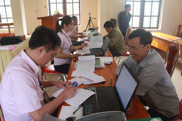 Cán bộ Phòng Giao dịch Ngân hàng Chính sách xã hội huyện Vị Xuyên giải ngân nguồn vốn theo Quyết định 2085.