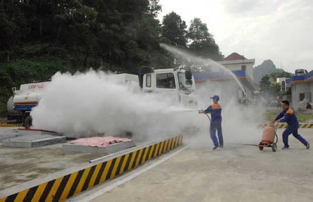 Lực lượng tại chỗ của Văn phòng Công ty và CHXD Cầu Mè xử lý tình huống khi có cháy.
