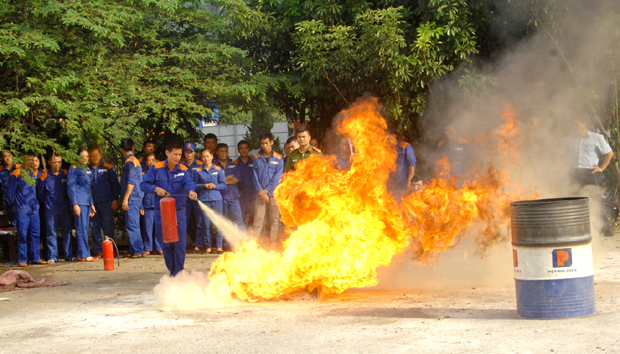Thực hành dập cháy khay xăng bằng bình cứu hỏa.