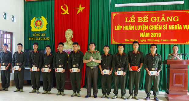 Đại tá Hoàng Văn Mạnh, Phó Giám đốc Công an tỉnh trao Giấy chứng nhận cho chiến sĩ nghĩa vụ năm 2019.